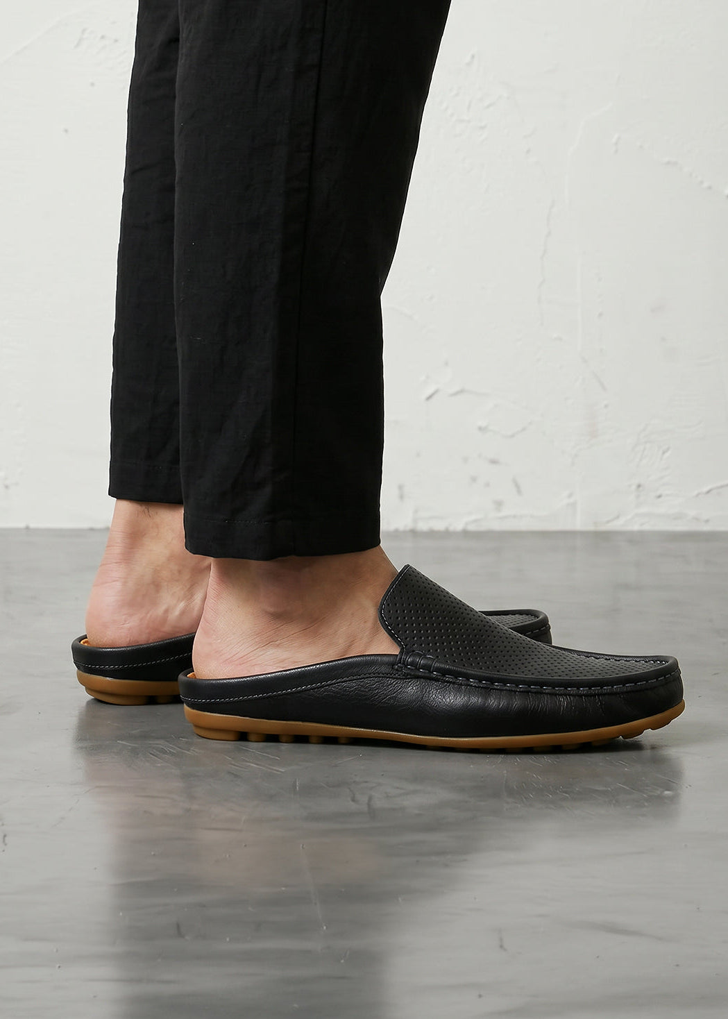 Noir Closed-Toe Mules Leather Sandals｜BM-SH-24